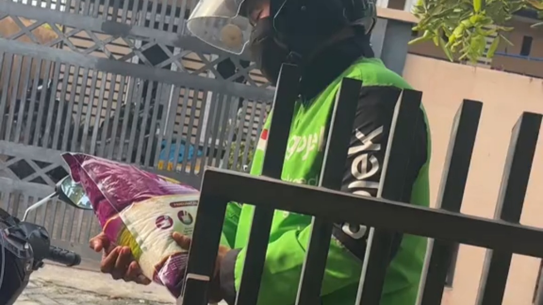 Baru Dapat Satu Orderan dari Pagi, Ibu Ini Berbagi Sembako ke Driver Ojol Baru Dapat Satu Orderan dari Pagi, Ibu Ini Berbagi Sembako ke Driver Ojol