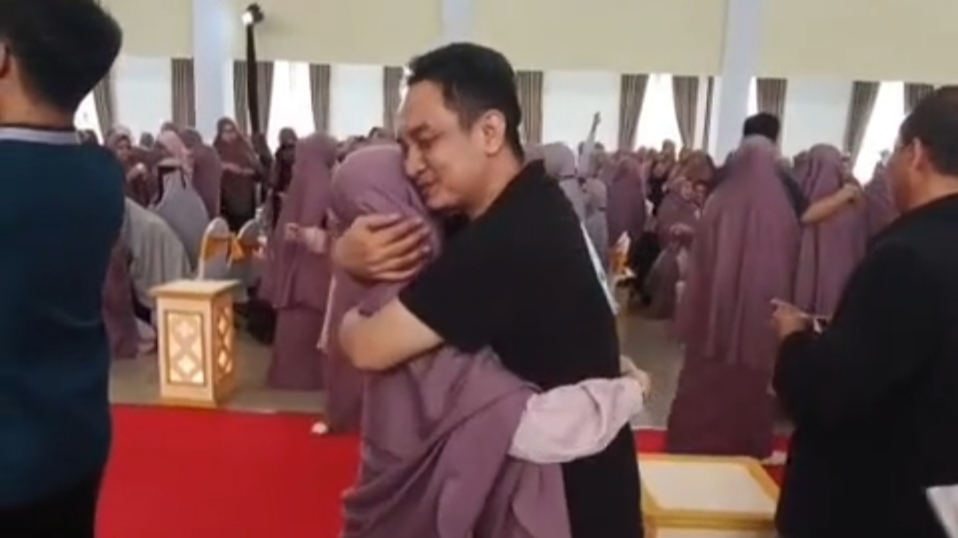 Momen Haru Ayah Non Muslim Sambut Putrinya Usai Enam Tahun Mondok, Tuntaskan Hafalan Al-Qur’an