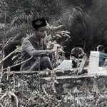 Lagi Ziarah, Cewek Ini Tidak Sengaja Bertemu Anak Tunawicara Lagi Ngobrol dengan Almarhum Orang Tuanya
