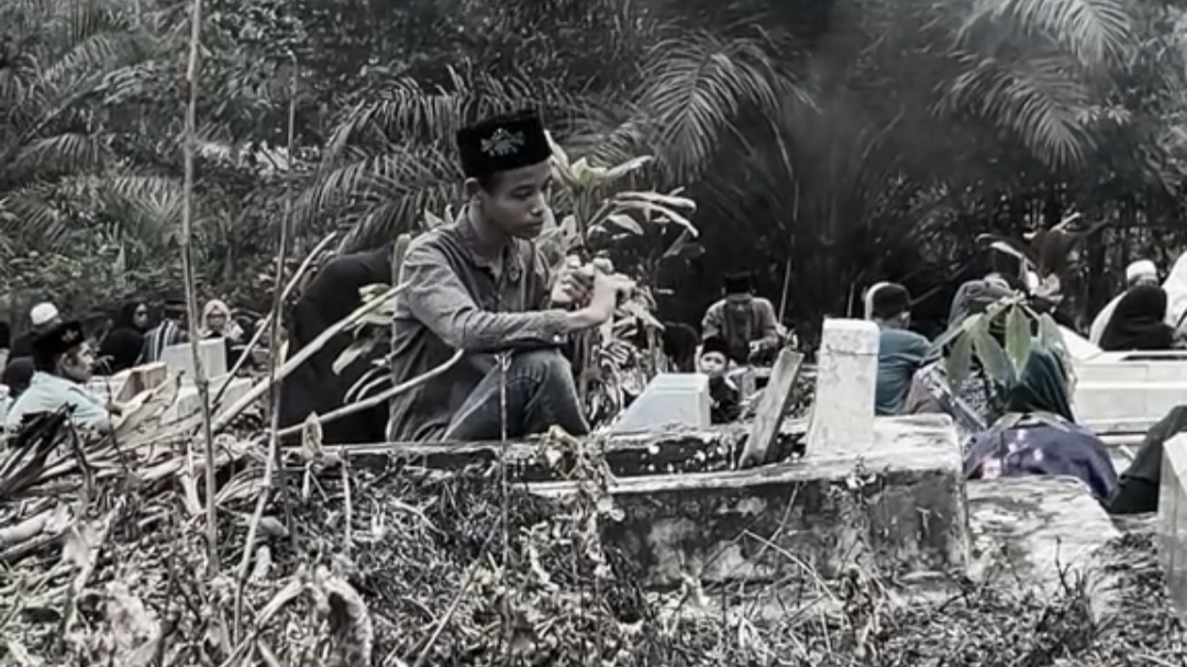 Lagi Ziarah, Cewek Ini Tidak Sengaja Bertemu Anak Tunawicara Lagi Ngobrol dengan Almarhum Orang Tuanya Lagi Ziarah, Cewek Ini Tidak Sengaja Bertemu Anak Tunawicara Lagi Ngobrol dengan Almarhum Orang Tuanya