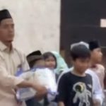 Berasa Artis, Momen Pak Ustadz Ini Dikerumuni Sejumlah Anak-anak yang Minta Tanda Tangan Usai Salat Tarawih