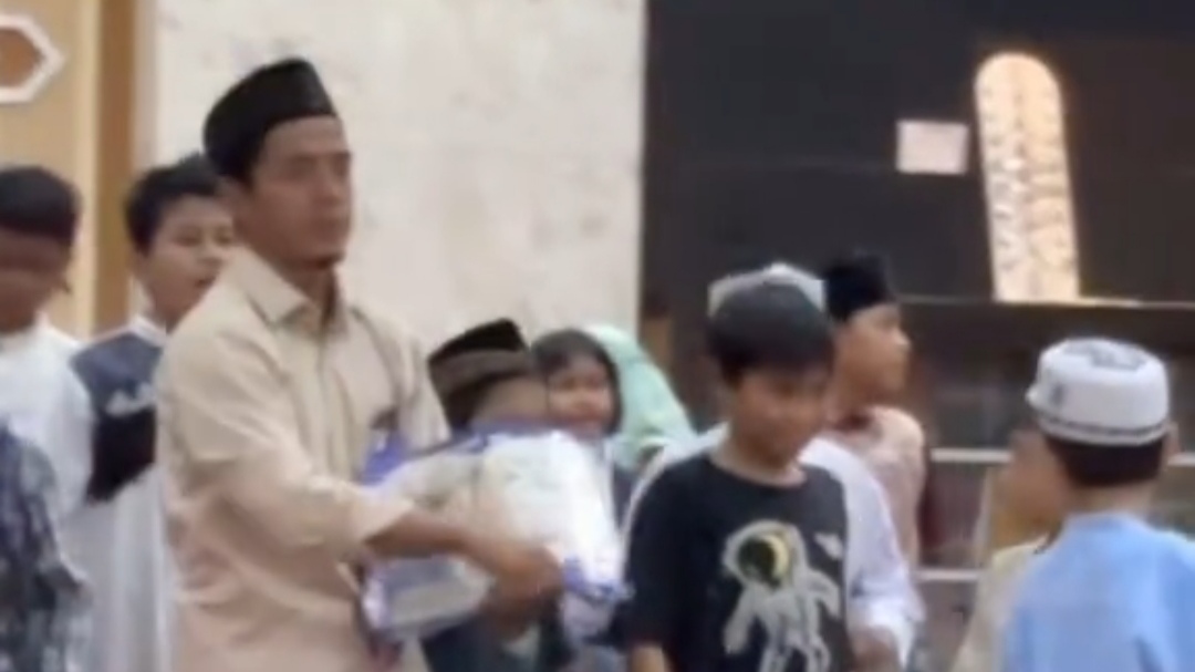 Berasa Artis, Momen Pak Ustadz Ini Dikerumuni Sejumlah Anak-anak yang Minta Tanda Tangan Usai Salat Tarawih Berasa Artis, Momen Pak Ustadz Ini Dikerumuni Sejumlah Anak-anak yang Minta Tanda Tangan Usai Salat Tarawih