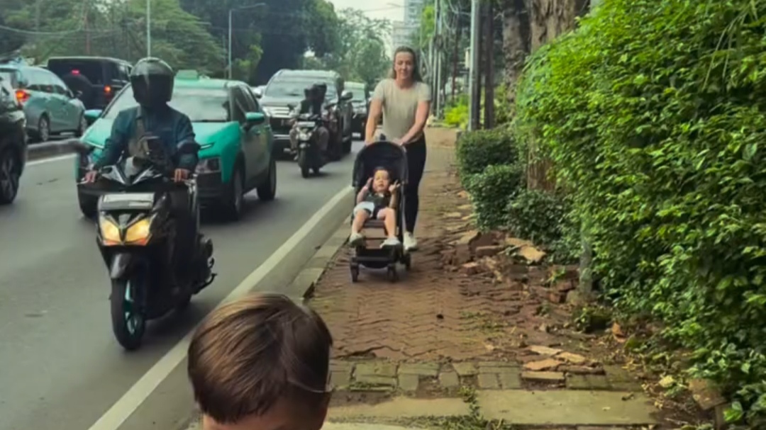Bule Ini Bagikan Pengalaman Jalan Kaki di Trotoar Jakarta, Penuh Rintangan dan Tidak Akan Bosan Bule Ini Bagikan Pengalaman Jalan Kaki di Trotoar Jakarta, Penuh Rintangan dan Tidak Akan Bosan
