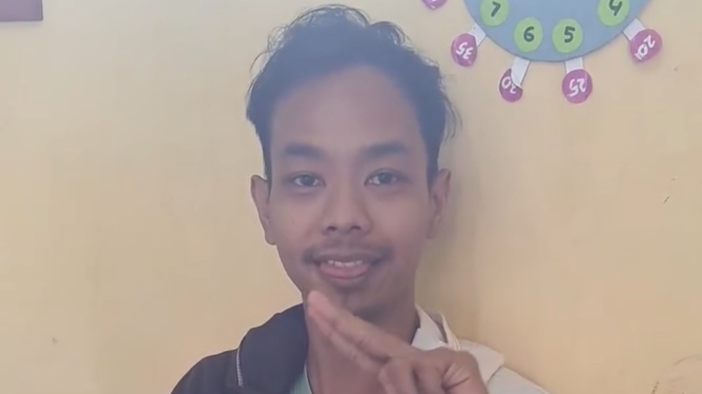 Momen Haru Guru SLB Bangga Ketika Bertemu Alumni Muridnya yang Kini Bekerja di Alfamart Momen Haru Guru SLB Bangga Ketika Bertemu Alumni Muridnya yang Kini Bekerja di Alfamart