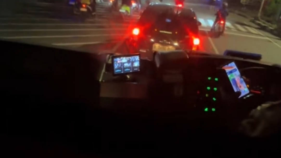 Panik! Cewek Ini Naik Transjakarta Tidak Sesuai Rute, Ternyata Sopir Tidak Sadar Ada Penumpang Panik! Cewek Ini Naik Transjakarta Tidak Sesuai Rute, Ternyata Sopir Tidak Sadar Ada Penumpang