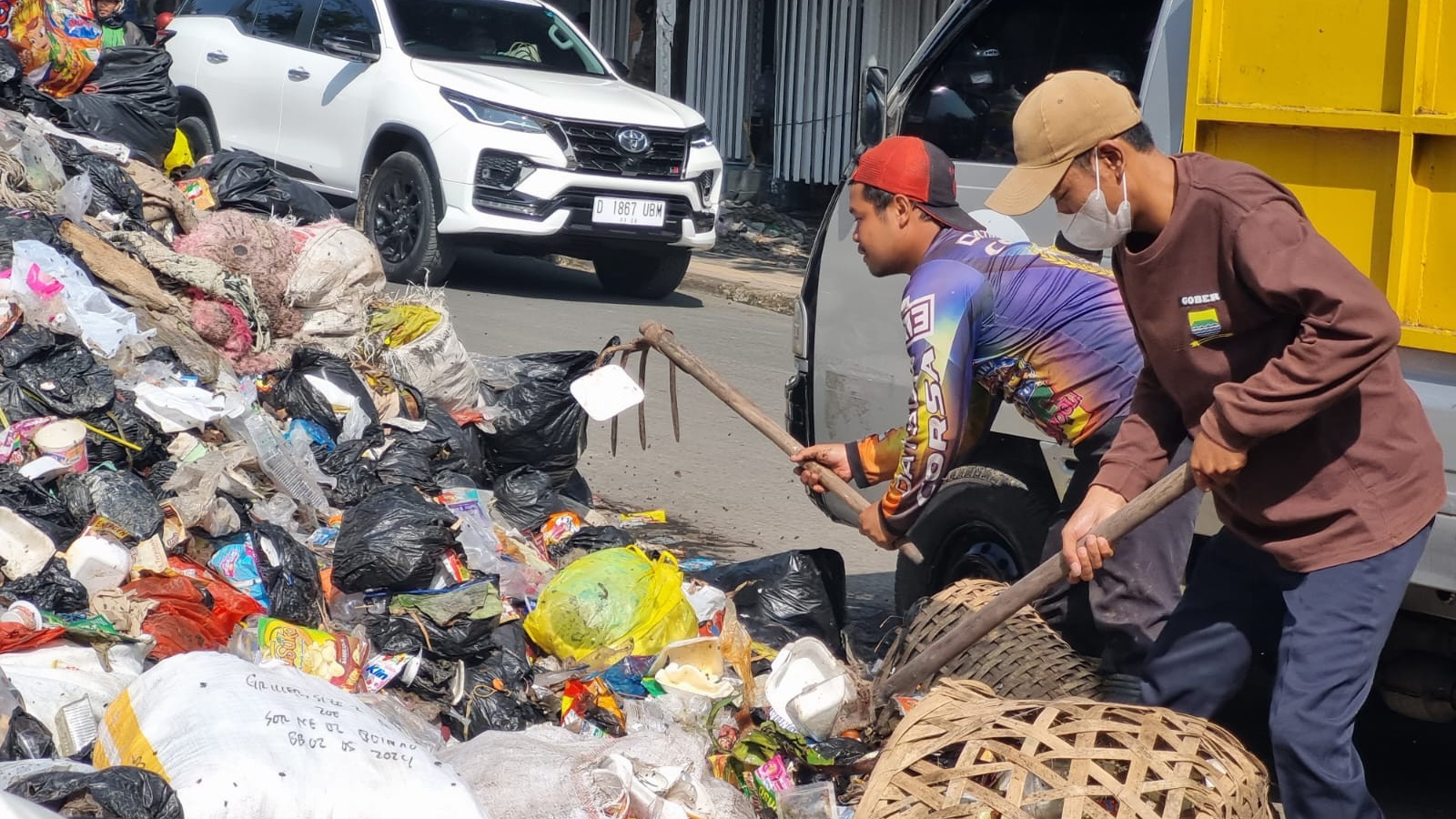 Kurangi Bau Sampah yang Sering Dikeluhkan Warga, Pemkot Bandung Terapkan Penggunaan Bioaktivator Kurangi Bau Sampah yang Sering Dikeluhkan Warga, Pemkot Bandung Terapkan Penggunaan Bioaktivator