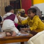 Anak Kecil Ini Main dengan Anak Lain di Tempat Makan, Saat Mereka Pulang Ia Nangis Ingin Ikut