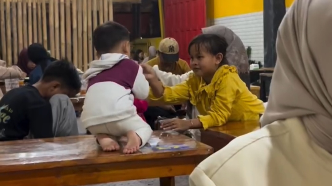 Anak Kecil Ini Main dengan Anak Lain di Tempat Makan, Saat Mereka Pulang Ia Nangis Ingin Ikut