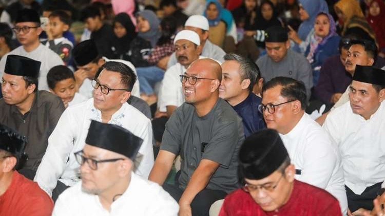 Safari Ramadan Bandung, Wali Kota Salurkan Santunan untuk 50 Anak Yatim Safari Ramadan Bandung, Wali Kota Salurkan Santunan untuk 50 Anak Yatim