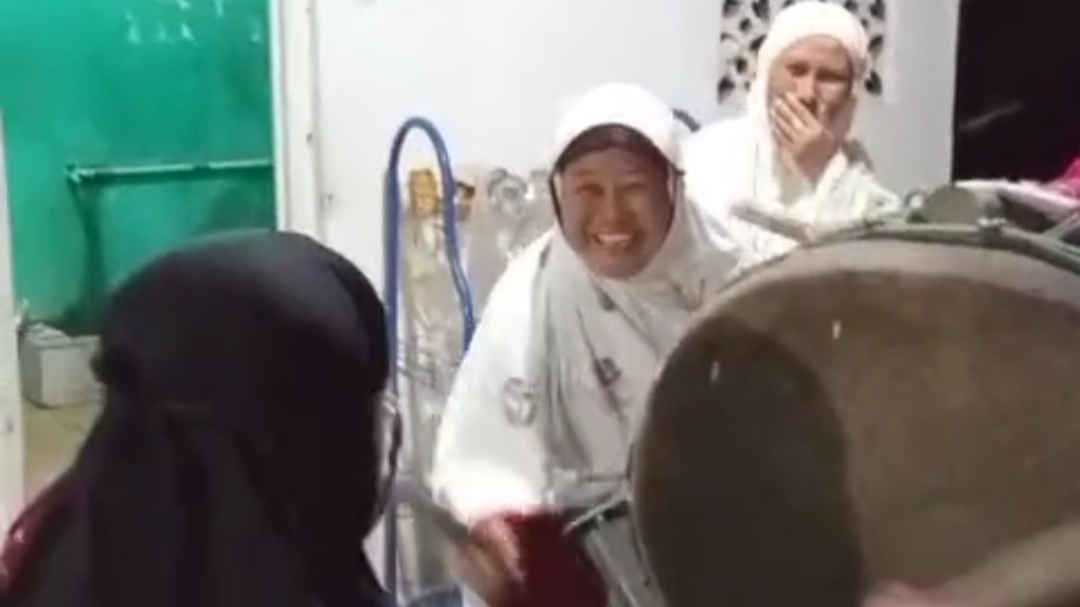 Senior Sudah Turun Tangan, Momen Ibu-ibu Tunjuk Keahlian Pukul Beduk Ini Jadi Sorotan Warganet Senior Sudah Turun Tangan, Momen Ibu-ibu Tunjuk Keahlian Pukul Beduk Ini Jadi Sorotan Warganet