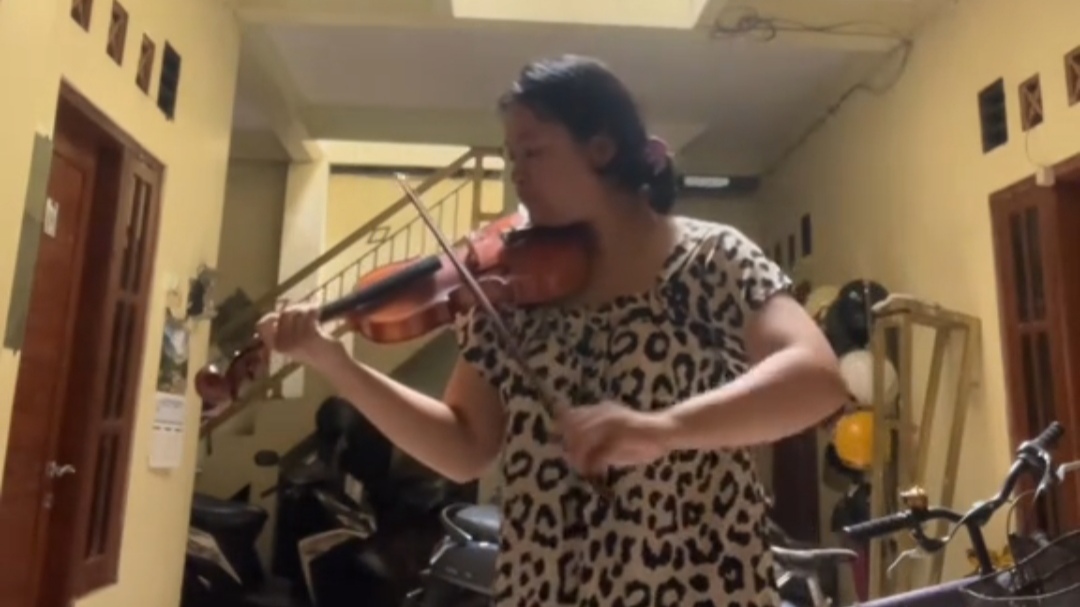 Berikan Nada Indah dan Takjub, Cewek Ini Mainkan Biola di Kosan yang Sepi