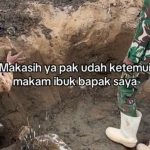 Momen Haru Seorang Ibu-Ibu Ucapkan Terima Kasih kepada TNI yang Telah Menemukan Makam Ayahnya
