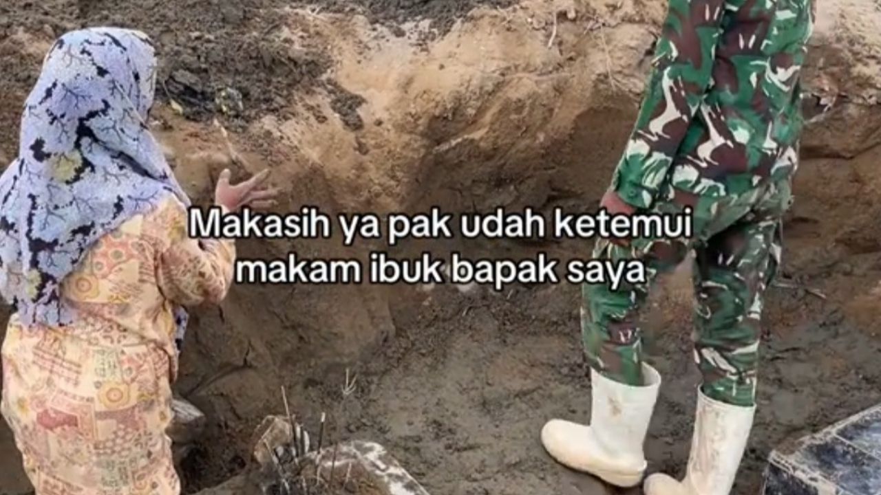 Momen Haru Seorang Ibu-Ibu Ucapkan Terima Kasih kepada TNI yang Telah Menemukan Makam Ayahnya