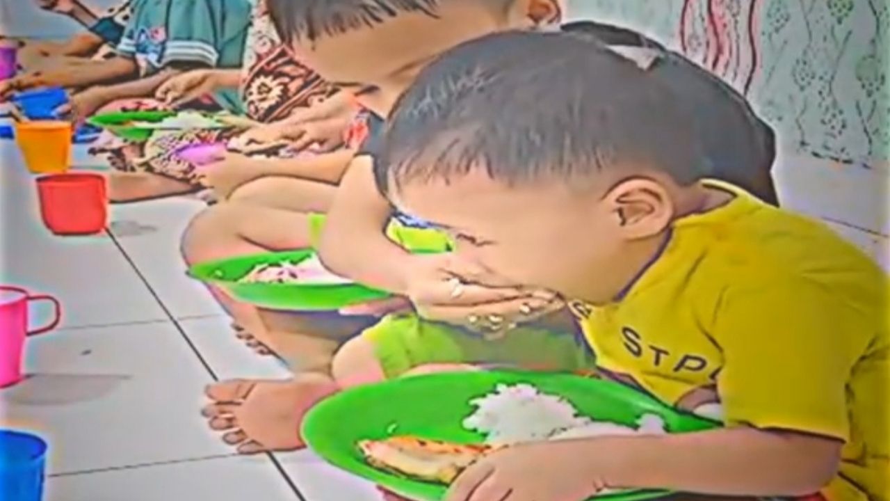Momen Haru Anak-Anak Panti Lagi Makan, Satu Anak Pindah Tempat Agar Bisa Suapin Anak Paling Kecil Momen Haru Anak-Anak Panti Lagi Makan, Satu Anak Pindah Tempat Agar Bisa Suapin Anak Paling Kecil