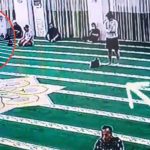 Kurang Fokus, Cowok Ini Salat Ashar Pakai Celana Pendek dan Sadar Saat Rukuk