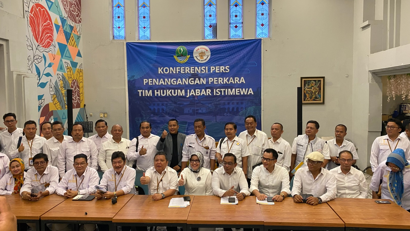 Bantuan hukum warga melalui konferensi pers Tim Hukum Jabar Istimewa