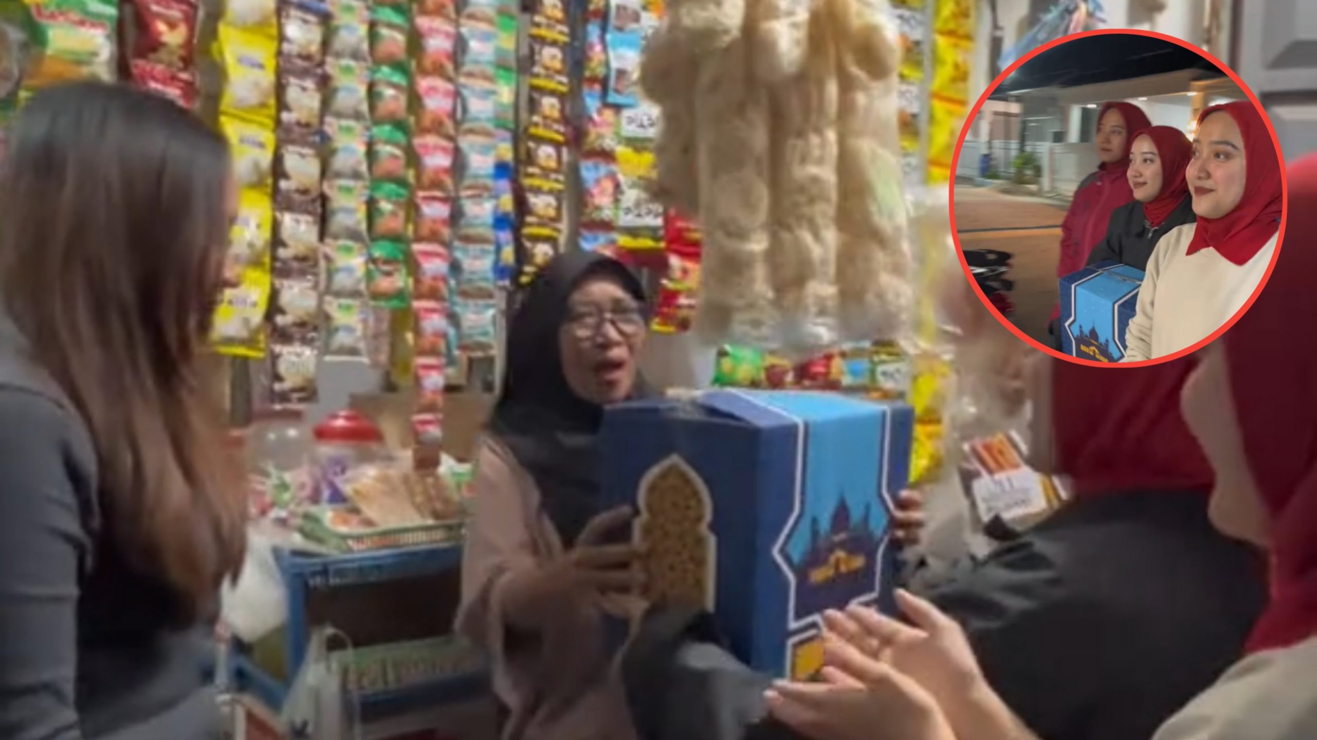 Usai Buat Viral, Dua Cewek Tunarungu Ini Berikan Kado kepada Ibu Pemilik Warung sebagai Ucapan Terima Kasih (TikTok/@hasnialifahs)