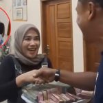 Momen Manis Suami Ini Berikan Kejutan Kue Ulang Tahun Sang Istri Berupa Uang Segepok, Bikin Warganet Iri