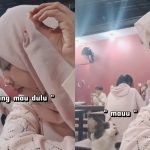 Meski Takut, Cewek Ini Disamperin Kucing dan Minta Makan dengan Cara yang Sopan