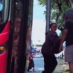 Bentuk Cinta Paling Sederhana, Momen Haru Suami Ini Tunggu Istrinya yang Tunanetra Turun dari Bus