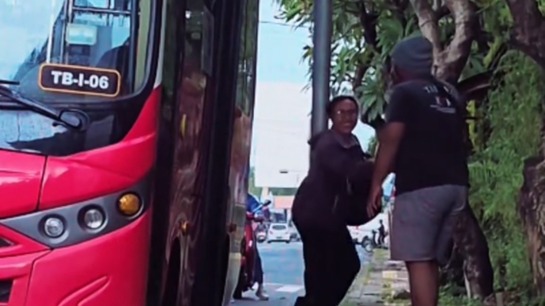 Bentuk Cinta Paling Sederhana, Momen Haru Suami Ini Tunggu Istrinya yang Tunanetra Turun dari Bus Bentuk Cinta Paling Sederhana, Momen Haru Suami Ini Tunggu Istrinya yang Tunanetra Turun dari Bus