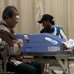 Meski Sama-sama Sakit, Bapak Ini Setia Temani Istrinya di Rumah Sakit Sambil Salat dan Berdoa