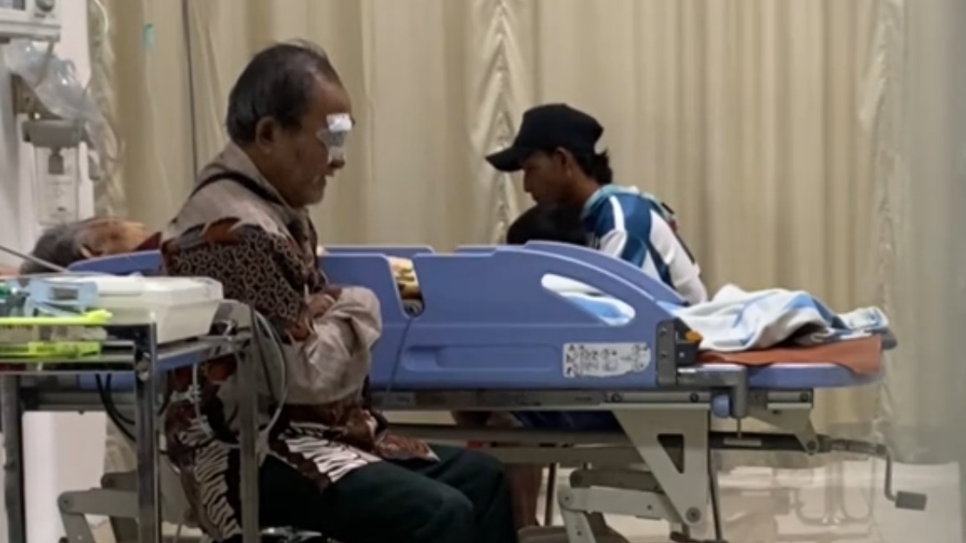 Meski Sama-sama Sakit, Bapak Ini Setia Temani Istrinya di Rumah Sakit Sambil Salat dan Berdoa Meski Sama-sama Sakit, Bapak Ini Setia Temani Istrinya di Rumah Sakit Sambil Salat dan Berdoa