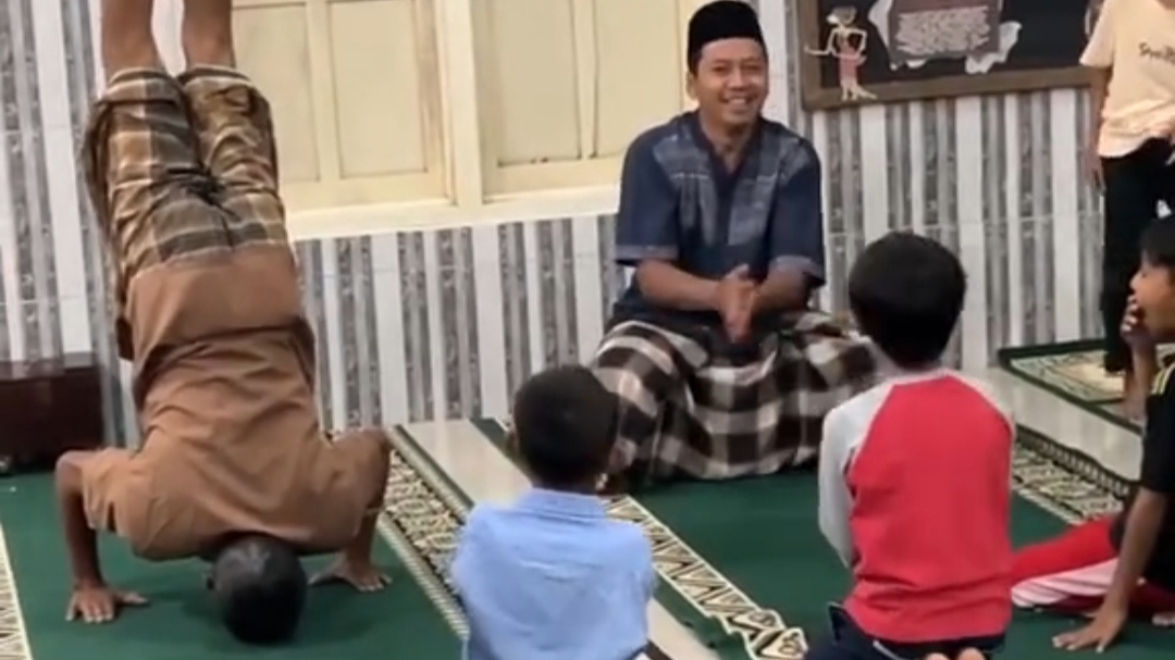Keseruan Usai Salat Tarawih, Bapak Ini Malah Adu Freestyle dengan Bocil Gen Alpha Keseruan Usai Salat Tarawih, Bapak Ini Malah Adu Freestyle dengan Bocil Gen Alpha