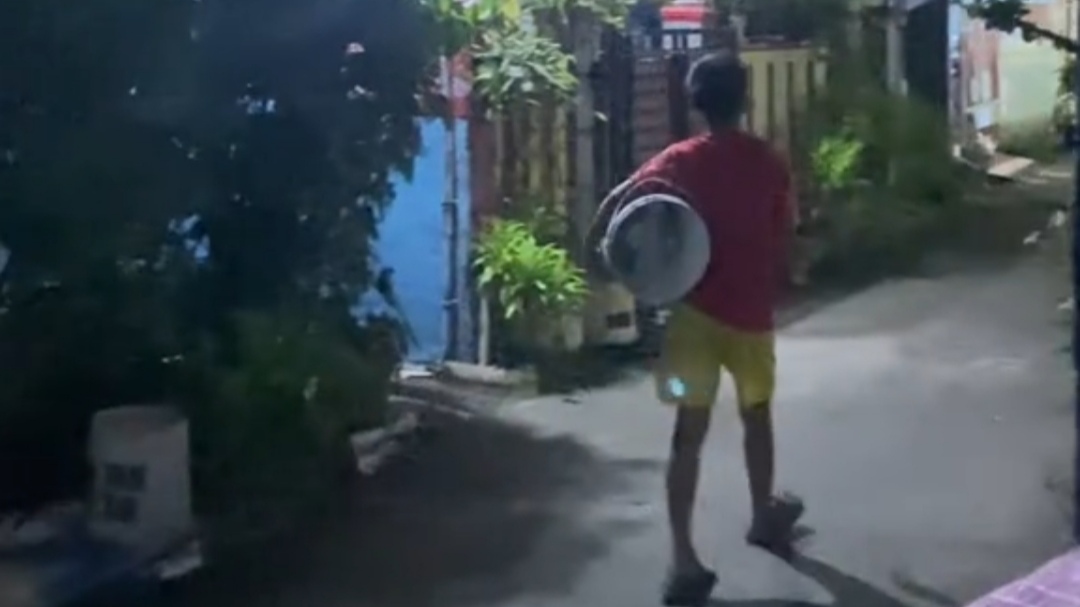 Diduga karena Tidak Baca Grup WhatsApp, Anak Kecil Ini Nekat Bangunin Sahur Sendirian Diduga karena Tidak Baca Grup WhatsApp, Anak Kecil Ini Nekat Bangunin Sahur Sendirian