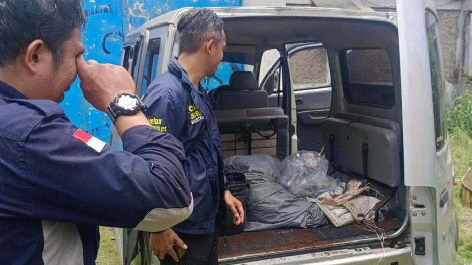 Mayat Pasutri WNI dan WNA Ditemukan di Dalam Mobil Terparkir di Rumah Kosong Padalarang KBB Mayat Pasutri WNI dan WNA Ditemukan di Dalam Mobil Terparkir di Rumah Kosong Padalarang KBB