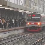 Meski Cuaca sedang Hujan Badai, Para Pekerja Ini Tetap Harus Berangkat Kerja