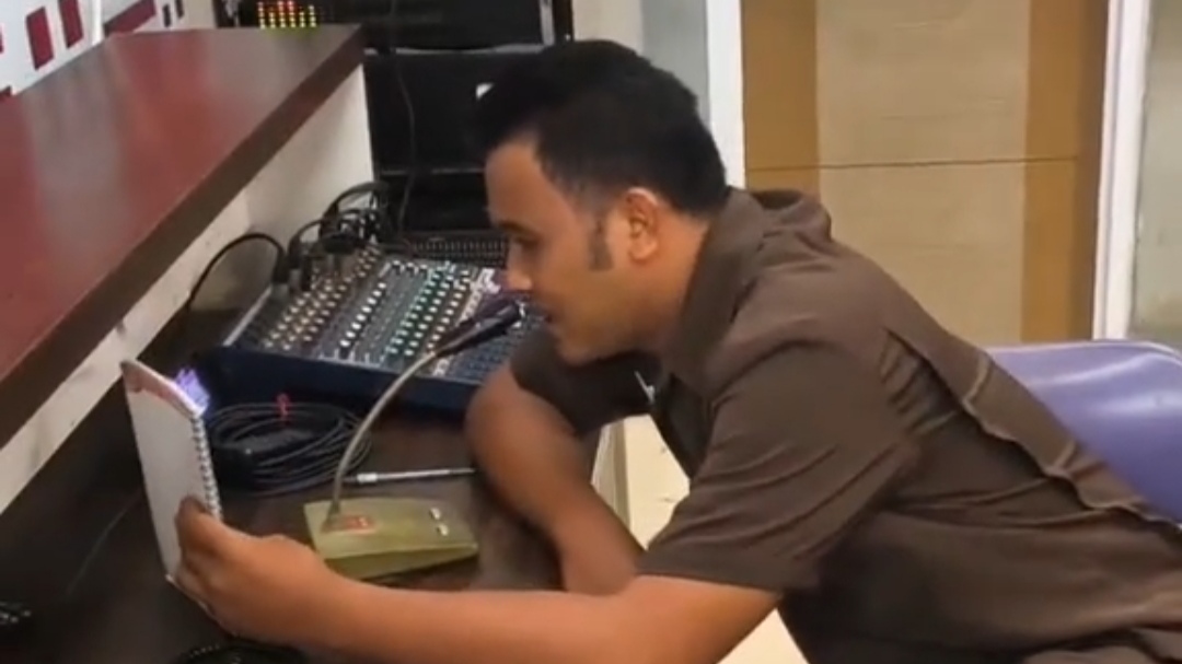 Momen Lucu Dua Teman Terpisah Saat di Mall dan Tidak Punya Kuota, Cowok Ini Minta Diumumin ke Bagian Informasi Momen Lucu Dua Teman Terpisah Saat di Mall dan Tidak Punya Kuota, Cowok Ini Minta Diumumin ke Bagian Informasi