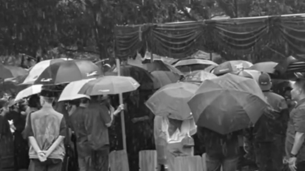Jenazah Vidi Aldiano Telah Dimakamkan di TPU Tanah Kusir, Prosesinya Diiringi dengan Hujan Deras Jenazah Vidi Aldiano Telah Dimakamkan di TPU Tanah Kusir, Prosesinya Diiringi dengan Hujan Deras