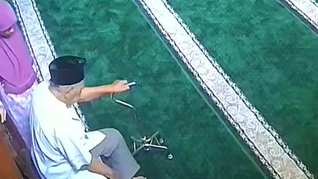 Meski dalam Keadaan Sakit, Kakek Ini Selalu Sempatkan Salat Jumat di Masjid Sambil Diantar Istrinya Meski dalam Keadaan Sakit, Kakek Ini Selalu Sempatkan Salat Jumat di Masjid Sambil Diantar Istrinya