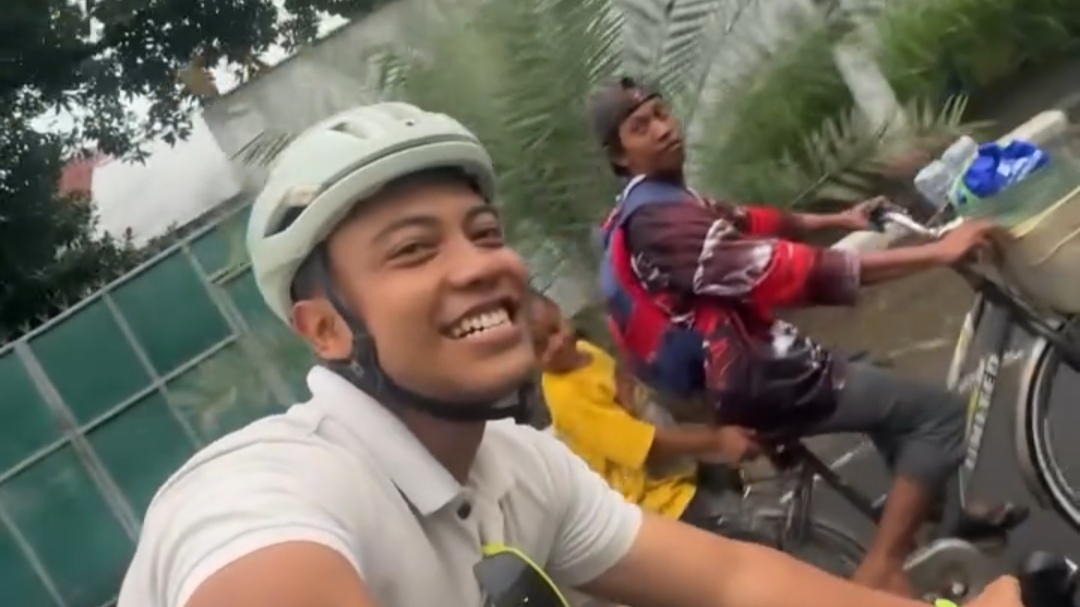 Meski Hanya Dibonceng Sepeda Ontel, Momen Manis Kedekatan Ayah dan Anak Ini Ingatkan Betapa Pentingnya Bersyukur Meski Hanya Dibonceng Sepeda Ontel, Momen Manis Kedekatan Ayah dan Anak Ini Ingatkan Betapa Pentingnya Bersyukur