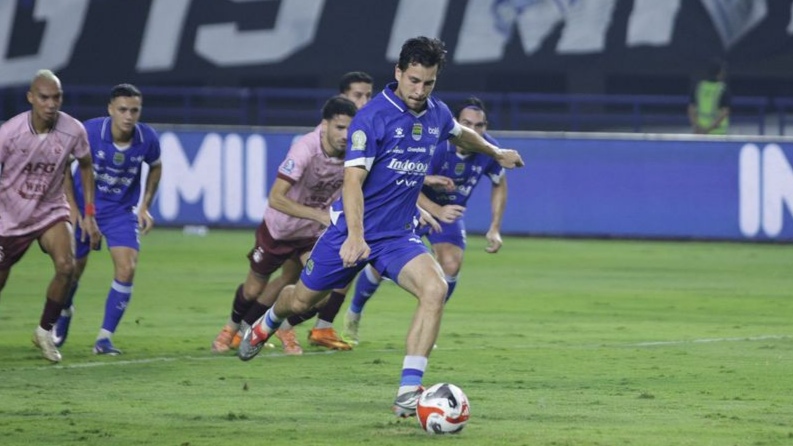 Tetap Dingin di Puncak Klasemen, Persib Bandung Amankan Tiga Poin Setelah Taklukkan Persik Kediri dengan Skor 3-0 Tetap Dingin di Puncak Klasemen, Persib Bandung Amankan Tiga Poin Setelah Taklukkan Persik Kediri dengan Skor 3-0