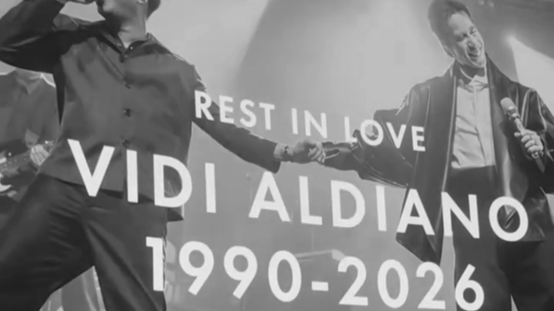Momen Haru di Akhir Screening Film Tunggu Aku Sukses Nanti Tampilkan Tribute untuk Almarhum Vidi Aldiano Momen Haru di Akhir Screening Film Tunggu Aku Sukses Nanti Tampilkan Tribute untuk Almarhum Vidi Aldiano