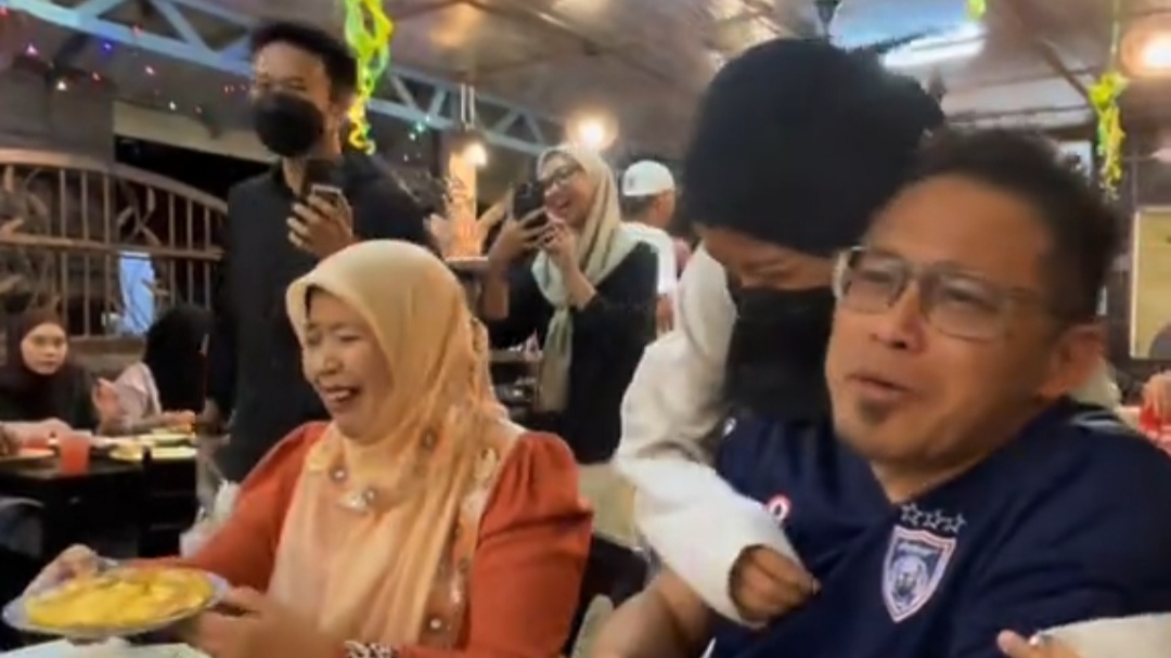 Momen Haru Ayah Tak Kuasa Tahan Tangis Saat Diberi Kejutan Anaknya yang di Luar Negeri Tiba-tiba Pulang Kampung Momen Haru Ayah Tak Kuasa Tahan Tangis Saat Diberi Kejutan Anaknya yang di Luar Negeri Tiba-tiba Pulang Kampung