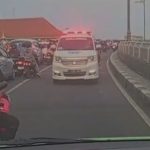 Momen Ketika Ambulance Bawa Pasien Bertemu Ambulance Kode Kuning di Jalan Raya