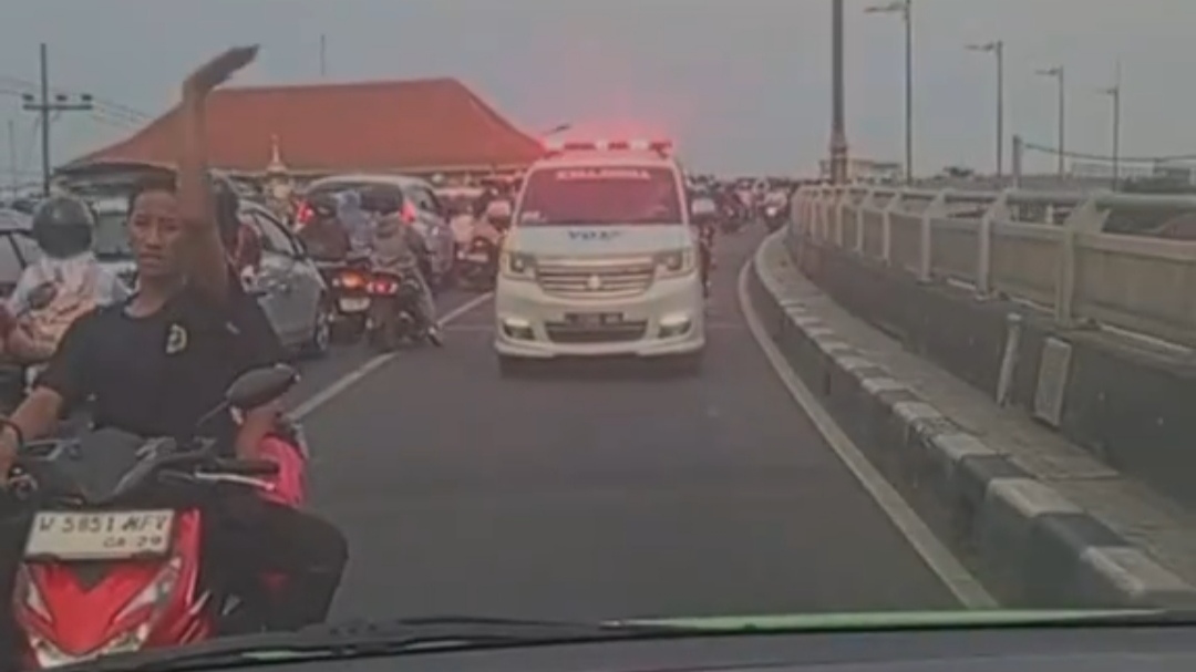 Momen Ketika Ambulance Bawa Pasien Bertemu Ambulance Kode Kuning di Jalan Raya Momen Ketika Ambulance Bawa Pasien Bertemu Ambulance Kode Kuning di Jalan Raya