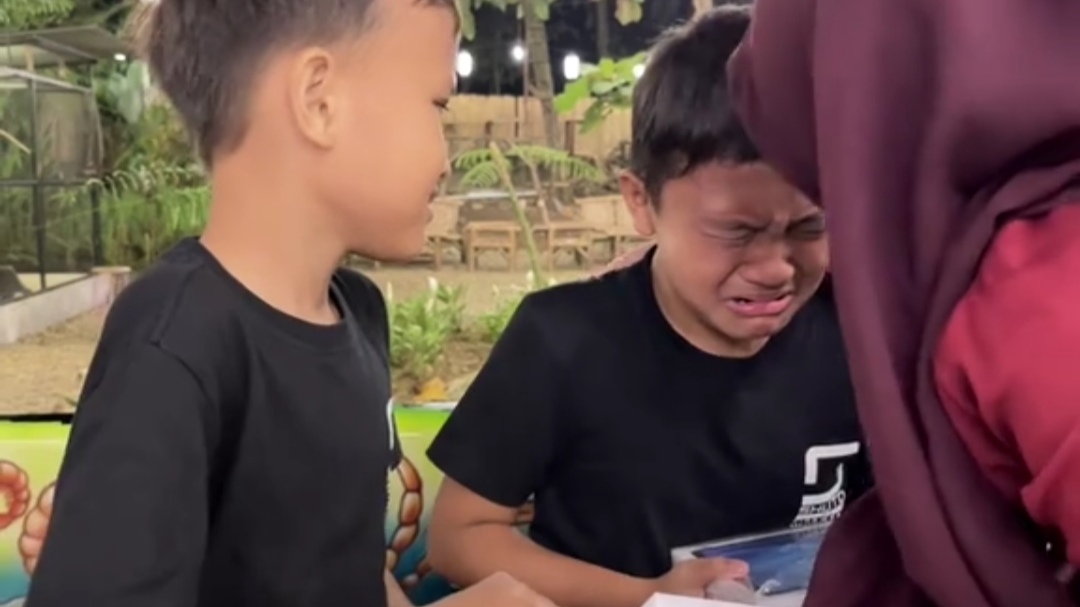 Lihat Adiknya Dapat Kado Tablet dari Orang Tua, Sang Kakak Sempat Curiga karena Pilih Kasih Lihat Adiknya Dapat Kado Tablet dari Orang Tua, Sang Kakak Sempat Curiga karena Pilih Kasih