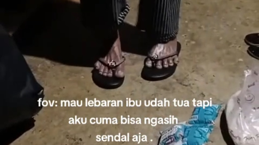 Hanya Bisa Memberikan Sandal untuk Ibunya, Cewek Ini Sampaikan Permintaan Maaf Hanya Bisa Memberikan Sandal untuk Ibunya, Cewek Ini Sampaikan Permintaan Maaf