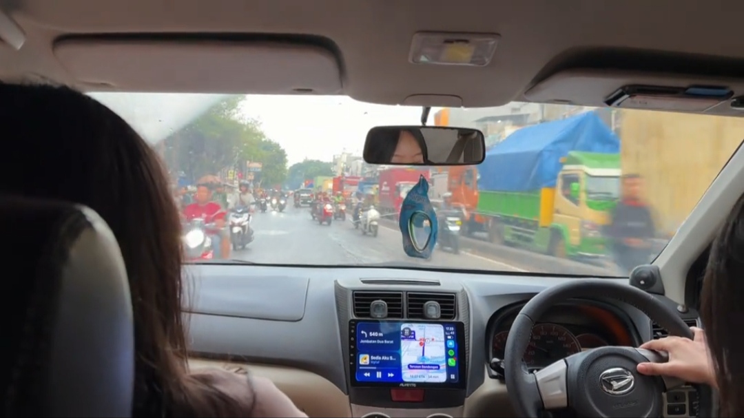 Tidak Takut Mobil Lecet, Cewek Ini Kasih Paham kepada Para Pengendara Bermotor yang Lawan Arah Tidak Takut Mobil Lecet, Cewek Ini Kasih Paham kepada Para Pengendara Bermotor yang Lawan Arah