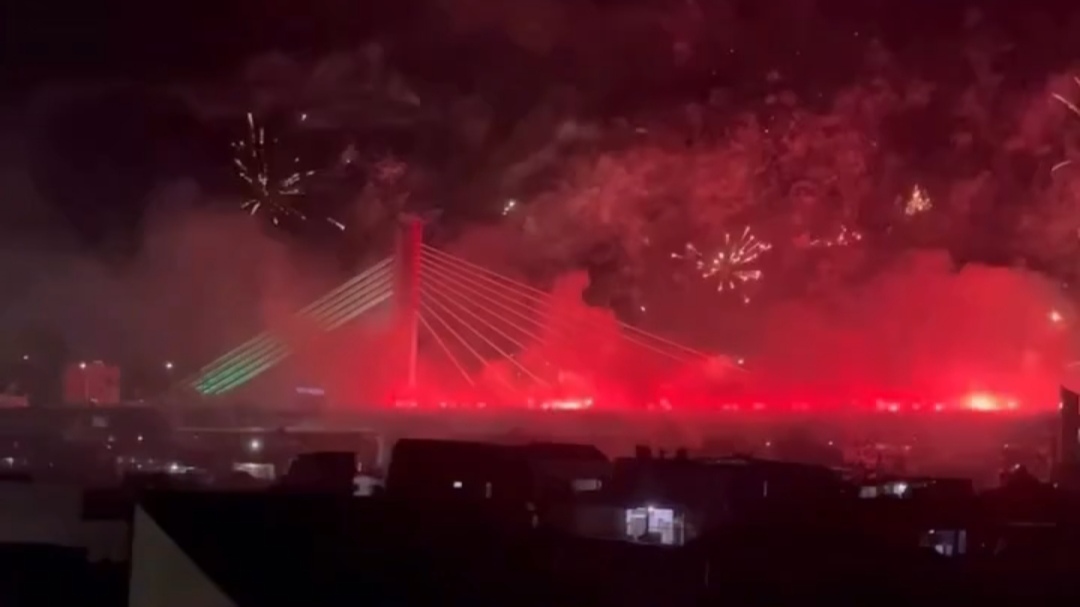 Sejumlah Bobotoh Rayakan Ulang Tahun ke-93 Persib Bandung di Flyover Pasupati Sejumlah Bobotoh Rayakan Ulang Tahun ke-93 Persib Bandung di Flyover Pasupati