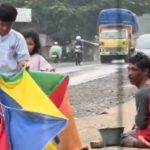 Lihat Bapak-bapak Payungnya Terbalik, Adik Kakak Ini Langsung Bantu Meski Kehujanan