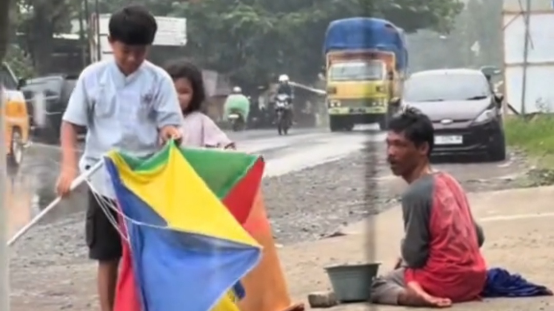 Lihat Bapak-bapak Payungnya Terbalik, Adik Kakak Ini Langsung Bantu Meski Kehujanan Lihat Bapak-bapak Payungnya Terbalik, Adik Kakak Ini Langsung Bantu Meski Kehujanan
