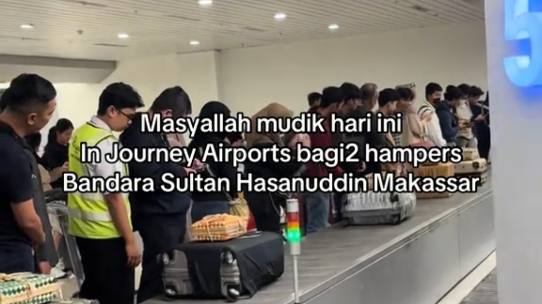 Bandara Sultan Hasanuddin Makassar Kembali Bagikan Hampers, Suasana Mudik Perempuan Ini Semakin Berkesan Bandara Sultan Hasanuddin Makassar Kembali Bagikan Hampers, Suasana Mudik Perempuan Ini Semakin Berkesan