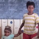 Momen Haru Siswi di Papua Ini Bawa Adiknya ke Sekolah karena Ibu sedang ke Kebun