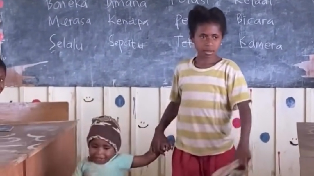 Momen Haru Siswi di Papua Ini Bawa Adiknya ke Sekolah karena Ibu sedang ke Kebun Momen Haru Siswi di Papua Ini Bawa Adiknya ke Sekolah karena Ibu sedang ke Kebun