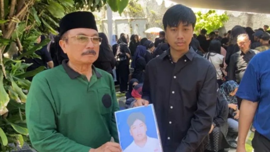 Kakek Korban Siswa SMAN 5 Bandung Meninggal Dunia Minta Jam Malam dan Barak Militer Diaktifkan Kembali Kakek Korban Siswa SMAN 5 Bandung Meninggal Dunia Minta Jam Malam dan Barak Militer Diaktifkan Kembali